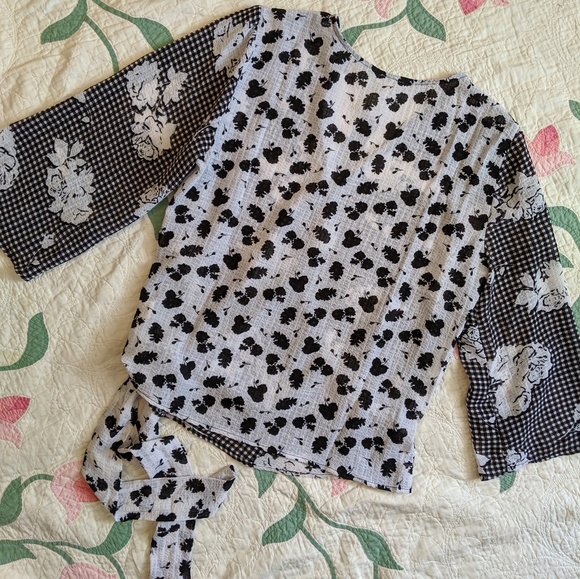NWT Spenser Blk/Wht Floral Wrap Tie Top - Picture 5 of 8